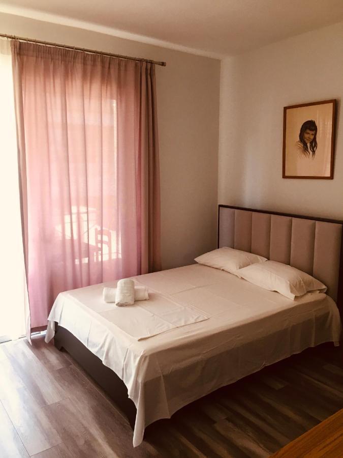 Irini Boutique Rooms!!! Himare Eksteriør bilde